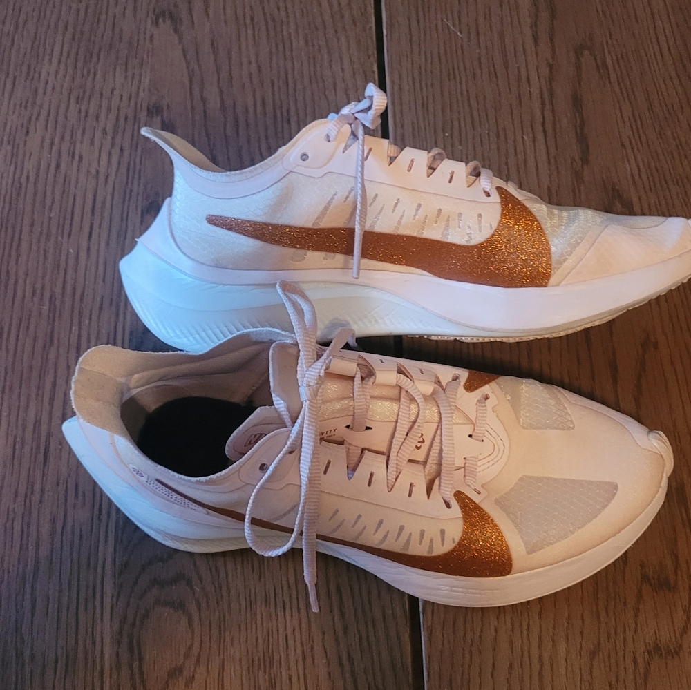 Nike Women's Pink Zoom Gravity Running Shoes - Picture 2 of 8